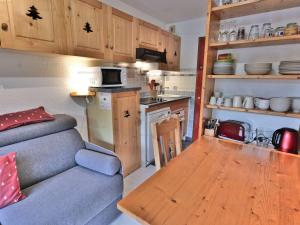 Confortable studio savoyard, balcon sud, parking - FR-1-458-213