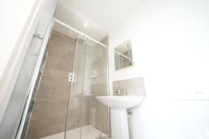 Private on suites- Private Bathroom every room-1 Bus to Heathrow Airport