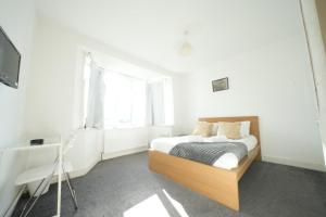 Private on suites- Private Bathroom every room-1 Bus to Heathrow Airport
