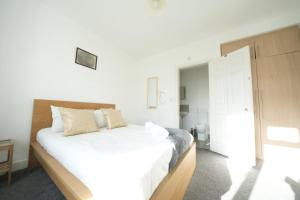Private on suites- Private Bathroom every room-1 Bus to Heathrow Airport