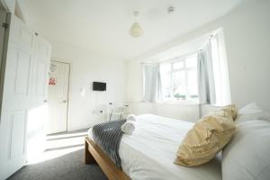 Private on suites- Private Bathroom every room-1 Bus to Heathrow Airport