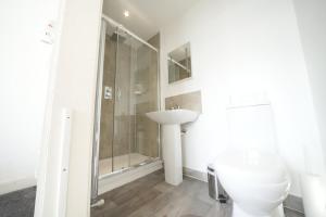 Private on suites- Private Bathroom every room-1 Bus to Heathrow Airport