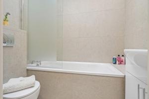 Bright 2BR Near Hyde Park Gardens With Washer