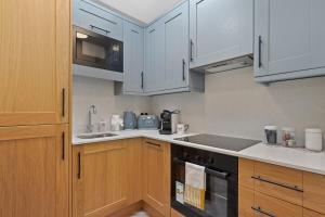 Bright 2BR Near Hyde Park Gardens With Washer