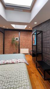 Сучасна світла квартира-студія з кондиціонером