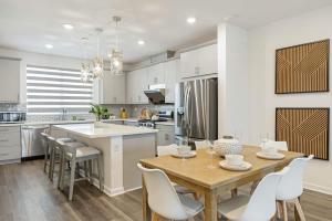 Modern Townhouse Near Disneyland & OC Beaches