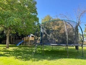 Maison Inès by hellofamily, piscine, terrain de sport, pétanque