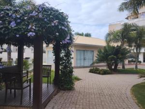 Apartamento 2q com piscina em condominio a uma quadra da praia