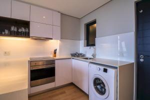 Sixteen on Bree 1425 by CTHA