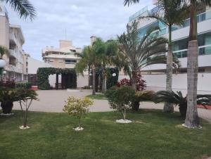 Apartamento 2q com piscina em condominio a uma quadra da praia