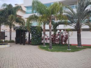 Apartamento 2q com piscina em condominio a uma quadra da praia