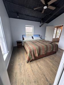 Incredible Spacious Rental with Fantastic Activities for an Unforgettable Family Adventure by the Lake in Cookson, Oklahoma