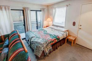 Studio with Amenities Walk to Village