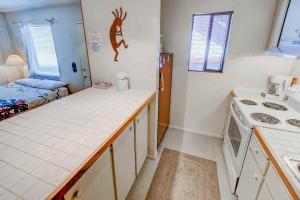 Studio with Amenities Walk to Village