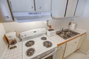 Studio with Amenities Walk to Village