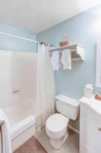Studio with Amenities Walk to Village