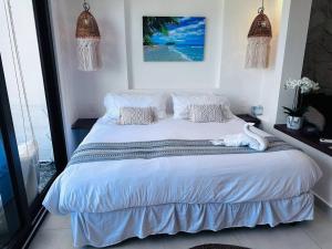 Seaview Studio steps from the Quinta Av and beach!