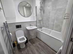 Luxurious 3 Bed & 3 Bath Hatfield House with Balcony View & Terrace Garden