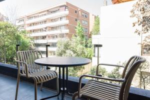 Parkside Oasis Stylish 2BR Retreat with Pool BBQ & Gym Access