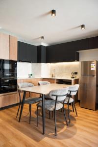 Parkside Oasis Stylish 2BR Retreat with Pool BBQ & Gym Access