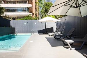 Parkside Oasis Stylish 2BR Retreat with Pool BBQ & Gym Access