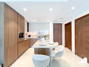 Luxurious 1BR with Balcony & Premium Stay in Downtown