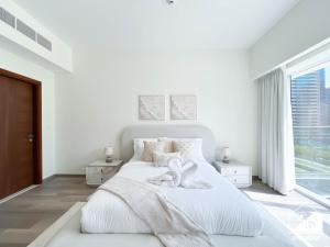 Luxurious 1BR with Balcony & Premium Stay in Downtown