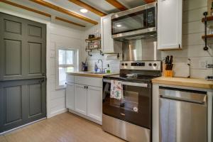 Cozy Couples Retreat with Porch on Bayou Teche!