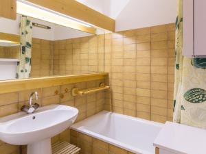 Studio cabine rénové près des pistes avec balcon - FR-1-275-127