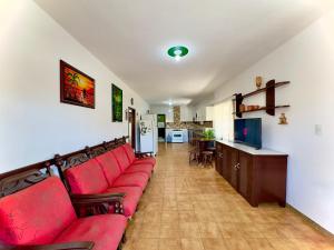 Casa Completa em Penha a poucos passos da PRAIA com Wi Fi TV e Cozinha Equipada Churrasqueira Privativa Ares condicionados Perfeito para Férias em Família Reserve agora mesmo!