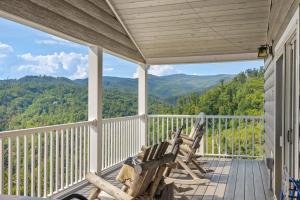 Luxury Smoky Mountain Cabin, Panoramic Views, 3 King Bedrooms, Hot Tub