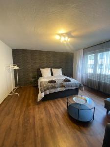 Sehr gute Lage mit Straßenbahn vor der Tür & riesen Bett, Messe nah