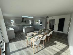 4 bedroom detached home sleeps 8