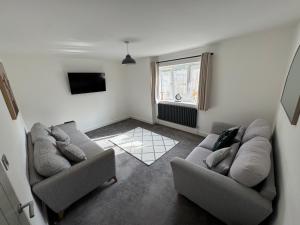 4 bedroom detached home sleeps 8