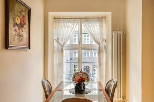 Cosmo - Old Money Apartment