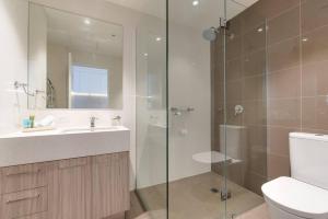 CBD Exquisite Cityscape Retreat with Parking