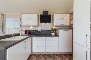 The Lodge -Exceptional Value! Modern 2-Bed Lodge with Stunning Sea Views