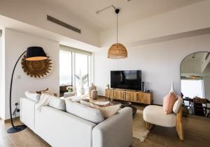 Stylish 2BR Escape in Mayan with Beach Access
