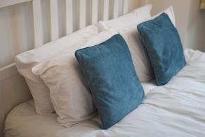 Bloomfield Haven - 2 BR wGarden - North End