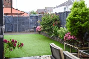 Bloomfield Haven - 2 BR wGarden - North End