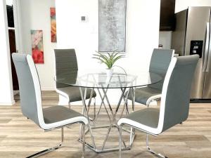 Private Backyard • Pool Table • Bar Lounge