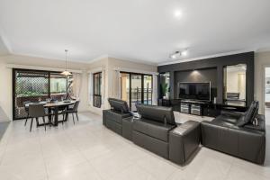 Luxe Villa Spacious Family Home with Pool and Patio