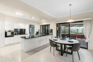 Luxe Villa Spacious Family Home with Pool and Patio