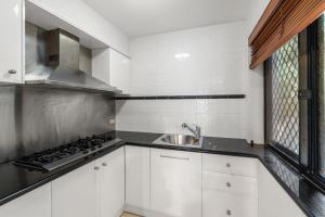 Luxe Villa Spacious Family Home with Pool and Patio