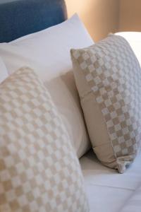 Modern Retreat two Ensuite Bedrooms and Walk to Shops