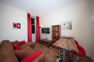 Chic Stay by Calton Hill a