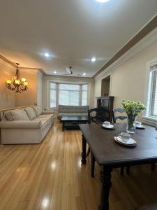 Bright West Side Retreat 3BR Kitchen Airport