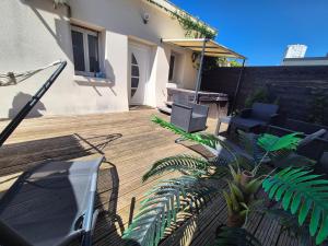 Cozy studio with wooden terrace and private Jacuzzi