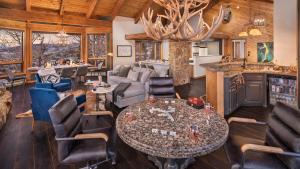 Glacier Lodge - West