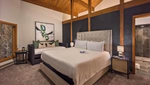 Glacier Lodge - West